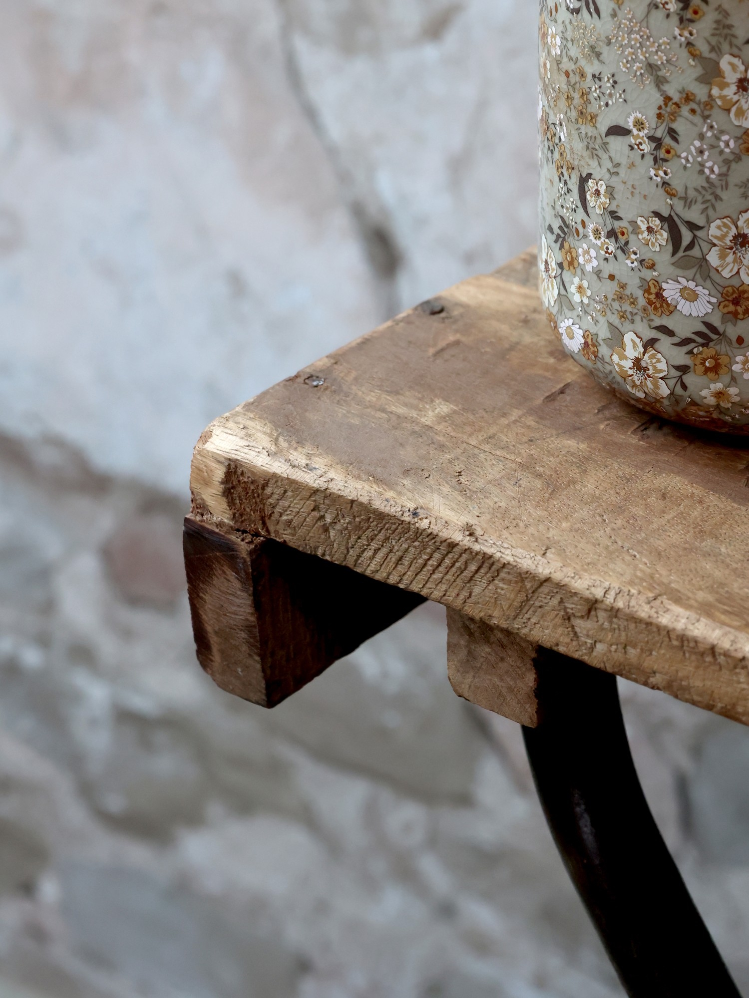 RUSTYKALNY_DREWNIANY_STOLIK_METALOWE_NOGI_POSTARZANY_BLAT_CHIC_ANTIQUE_POLSKA_SKLEP_DESIGNBYWOMEN